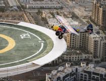 Dubaj. Łukasz Czepiela wylądował samolotem na szczycie wieżowca