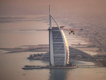 Dubaj. Łukasz Czepiela wylądował samolotem na szczycie wieżowca
