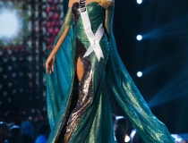 Magdalena Swat, Miss Polski 2018 rywalizuje na scenie w wieczorowej sukni