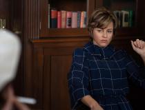 MRS. AMERICA - Elizabeth Banks jako Jill Ruckelshaus