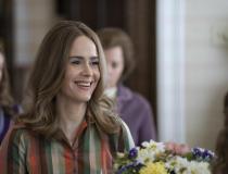 MRS. AMERICA - Sarah Paulson jako Alice