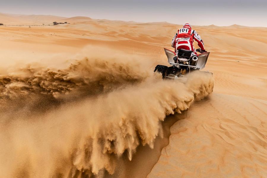 Abu Dhabi Desert Challenge Sonik vs pasażer na gapę. Awans polskiego