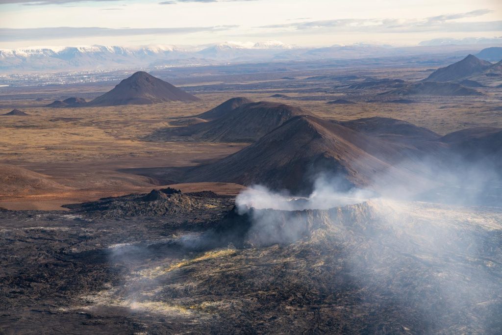 Islandia. Erupcja wulkanu Fagradalsfjall zbliża się. Ewakuowano miasto