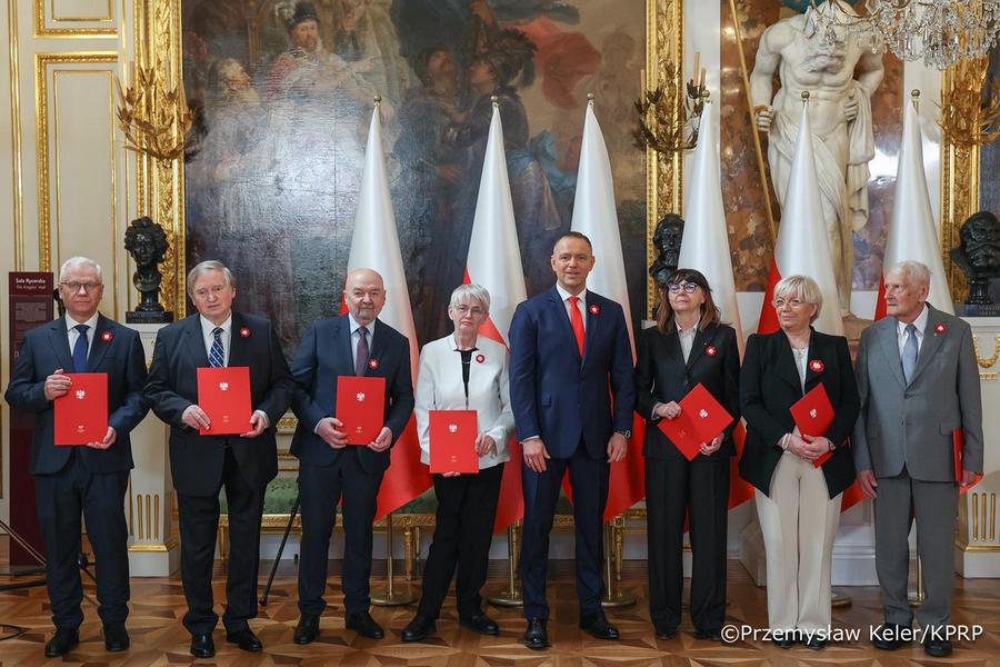 Nawrocki chce nowej konstytucji. Powołał radę. Tusk: Proponuję zacząć od przestrzegania aktualnej!